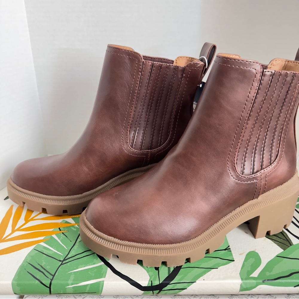 🌺NWT🌺 Women's Chelsea Boots from Universal Thread Brown - Size is 7W